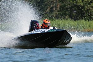 Båt som glider fram över stilla vatten i skärgården