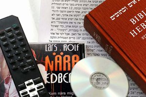 Reflektioner och ljusmönster på en CD-skivas yta
