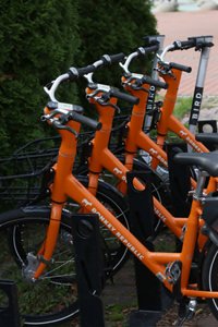Närbild på cykelstyre, bromshandtag och ringklocka