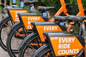 Klassisk cykel parkerad vid pittoresk trähusvägg i sommarsol