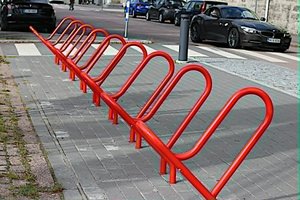 Cyklar parkerade i cykelställ längs gatan