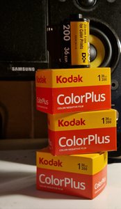 35mm filmrullar och analog fotoutrustning på bord