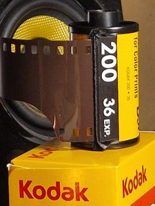 Framkallade filmremsor med färgnegativ för analog fotografi