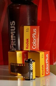 Analog film och negativremsor med bildrutor i motljus