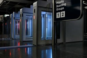 Automatiserade boarding-gater och passkontroll på flygplats för Priority Boarding Groups