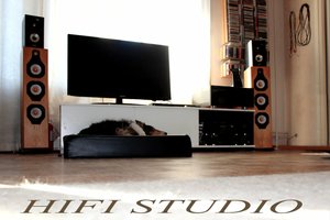 Vintage hifi stereoförstärkare med reglage och mätare